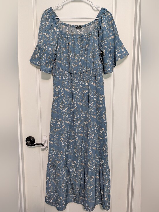 BloomChic Dresses & Skirts - BloomChic Blue Floral Short Sleeve Dress